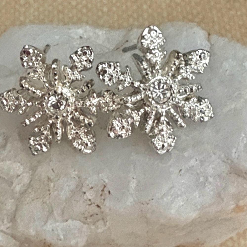 Vintage 2005 Avon Snowflake Stud Earrings Dimensional Silver Rhinestone NIB - Picture 3 of 10